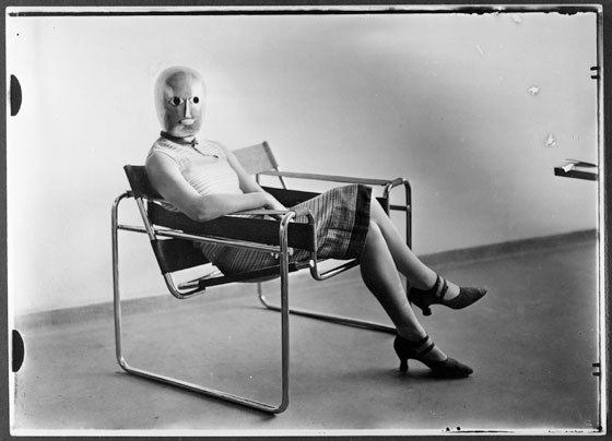 Sitzende mit Bühnenmaske von Oskar Schlemmer im Stahlrohrsessel